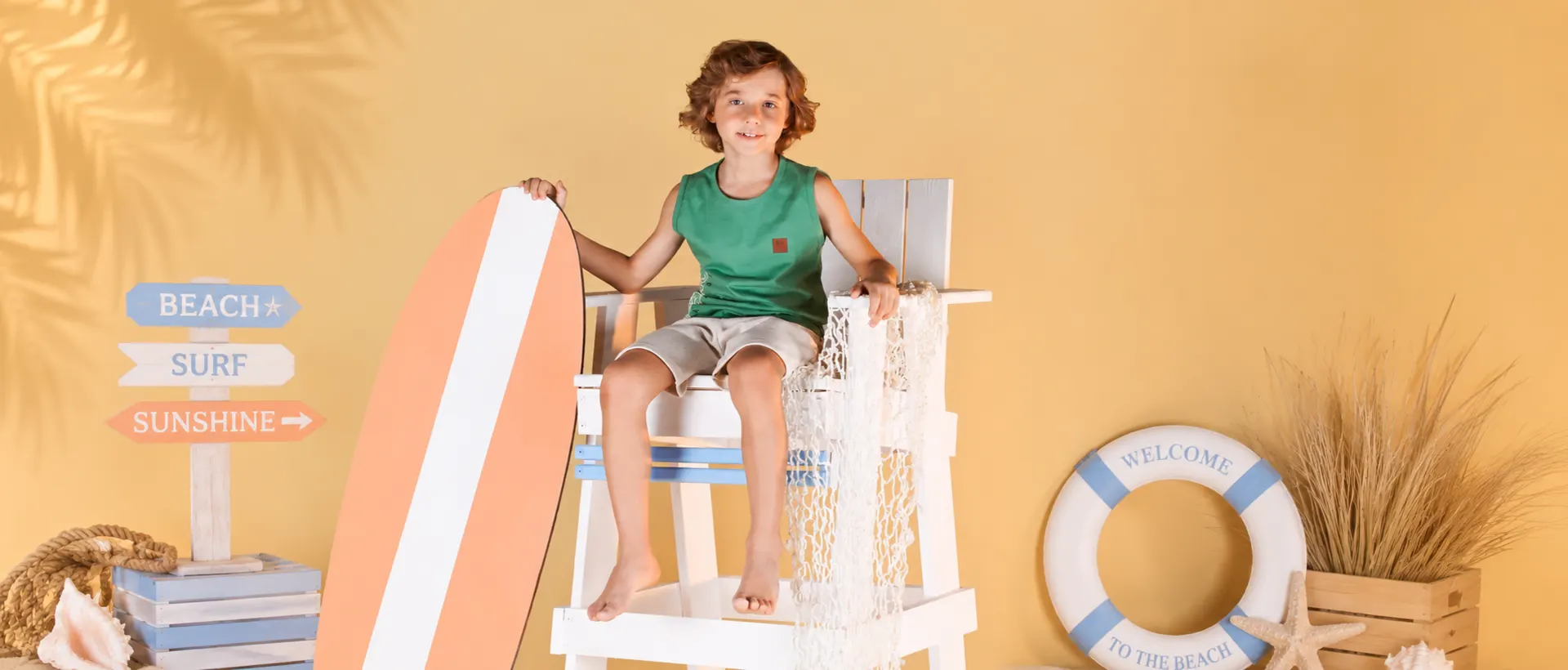 Menino com prancha de surfe — coleção NK Kids