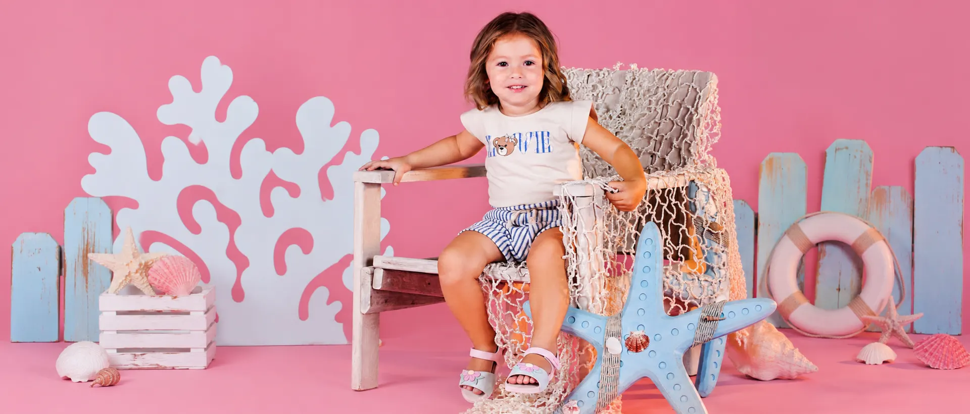 Menina com camiseta LOVE — coleção Minha Flor